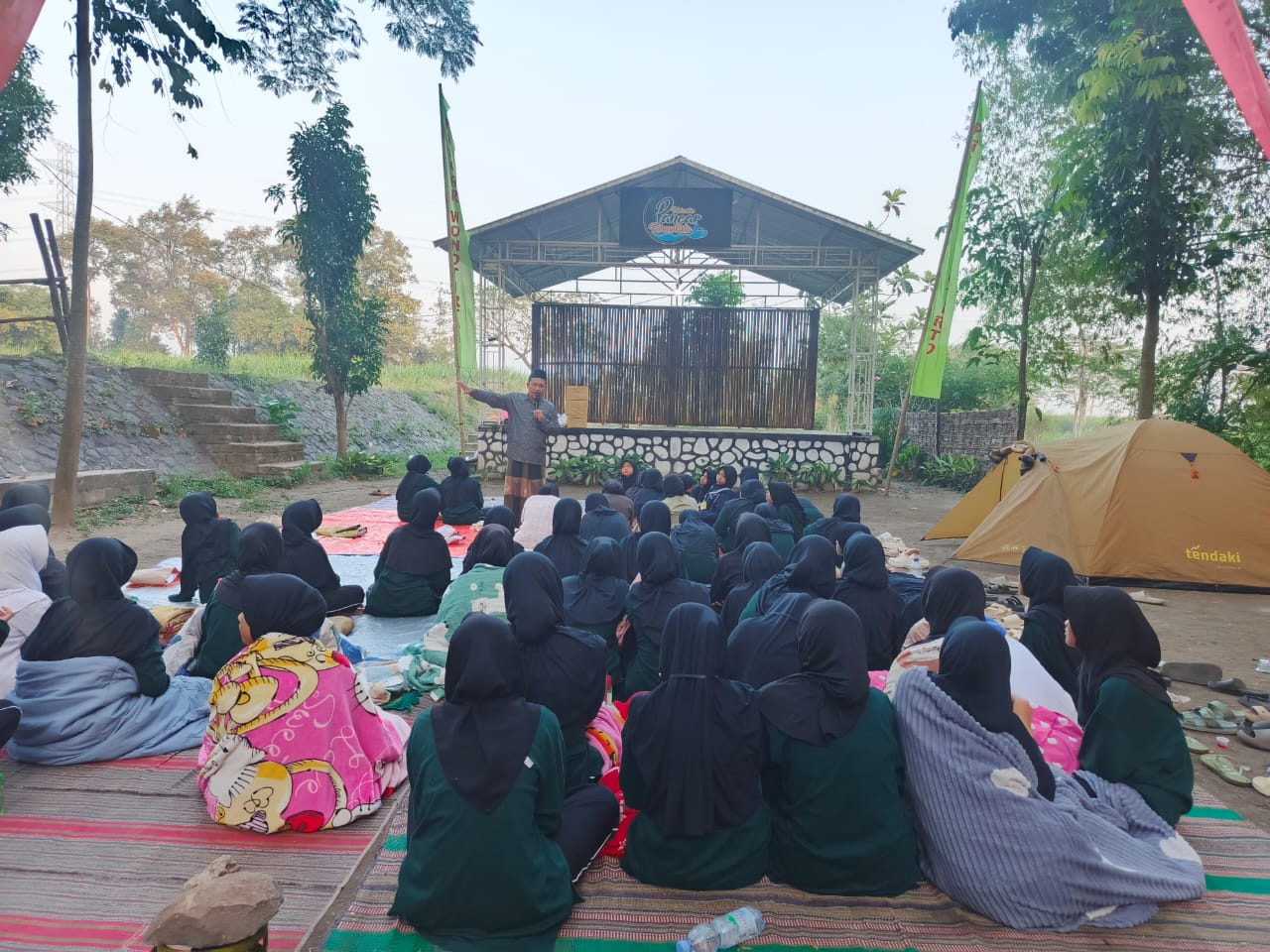 PERKEMAHAN DALAM RANGKA MPLS SISWA SMP HAMALATUL QURAN RINGINAGUNG